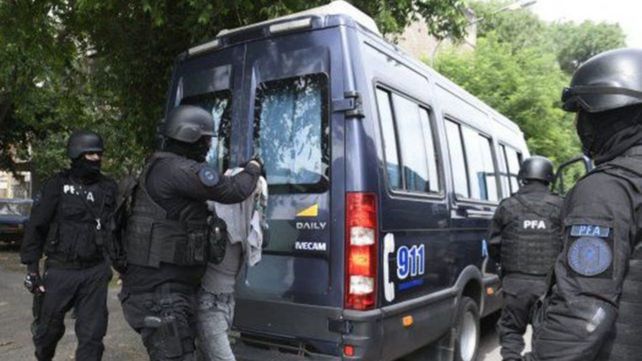 El traslado de uno de los detenidos el sábado pasado.