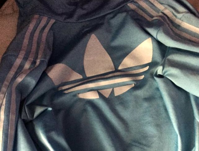 ¿La campera es blanca y azul o negra y marrón?