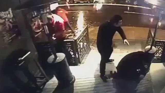 El momento en que el atacante de Turquía comienza a disparar en boliche