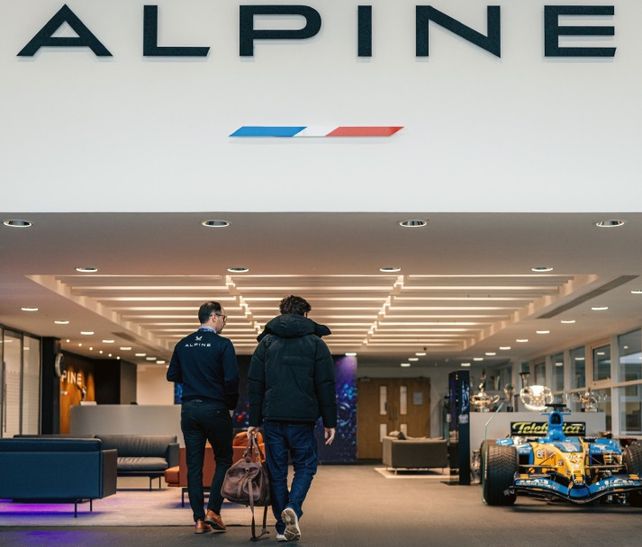 El piloto argentino Franco Colapinto visitó la fábrica Alpine en Enstone