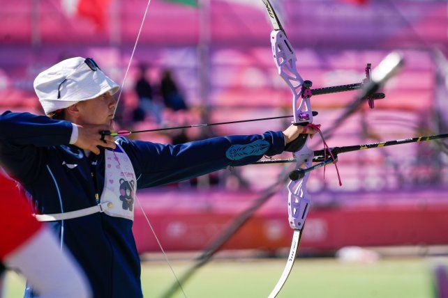 La arquera rosarina Alma Pueyo integró el equipo argentino recurvo femenino en tiro con arco que ocupó el tercer lugar del podio. Va por más en los Juegos Suramericanos.