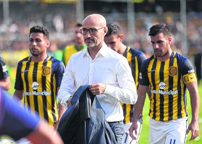 Dos posturas. Paolo Montero y Paulo Ferrari le encontraron explicaciones diametralmente opuestas a la mala campaña del equipo en las primeras fechas de la Superliga.