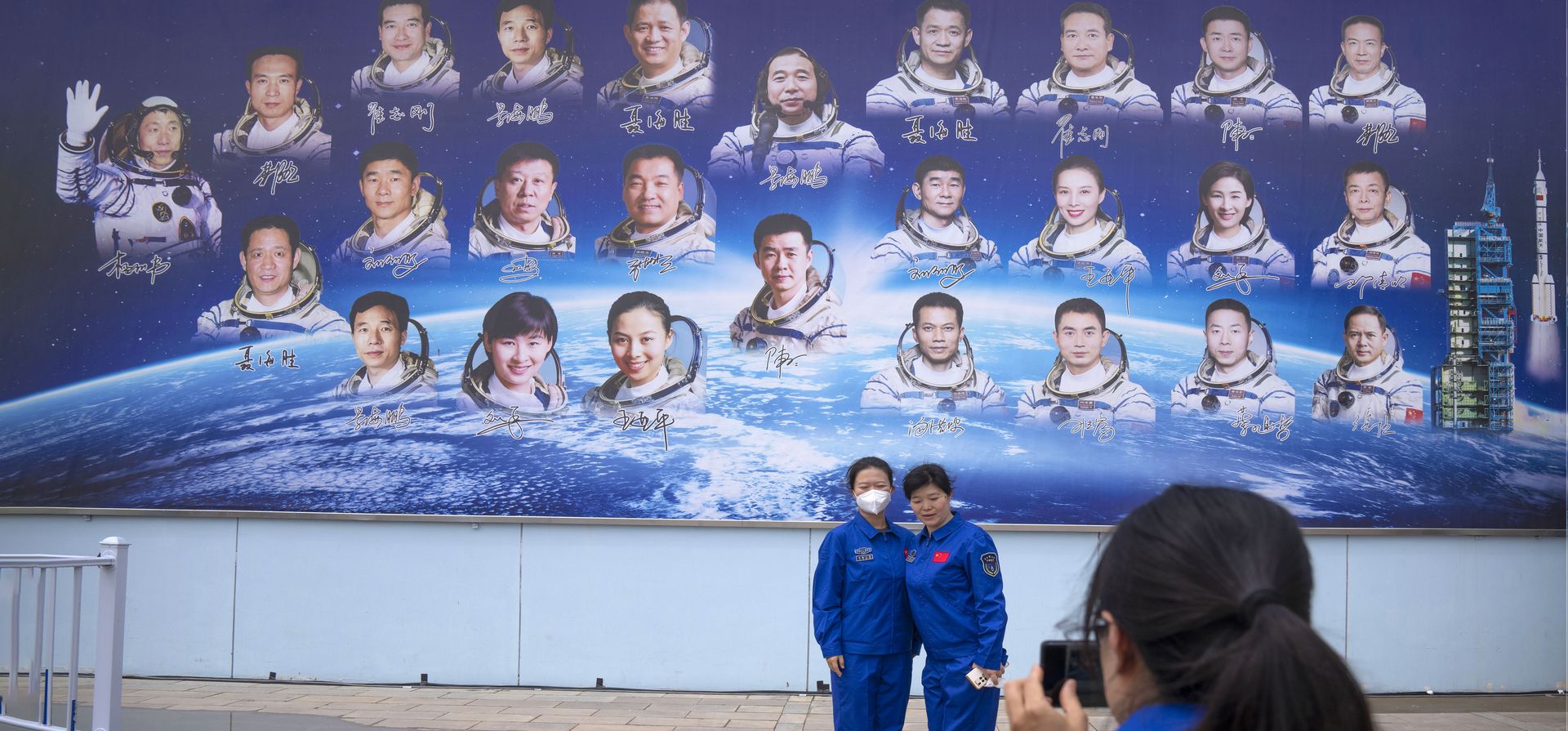 Miembros del personal posan para una foto frente a un cartel que representa a los astronautas chinos en el Centro de Lanzamiento de Satélites de Jiuquan en el noroeste de China el lunes 29 de mayo de 2023. (Foto AP/Mark Schiefelbein) Miembros del personal posan para una foto frente a un cartel que representa a los astronautas chinos en el Centro de Lanzamiento de Satélites de Jiuquan en el noroeste de China el lunes 29 de mayo de 2023. (Foto AP/Mark Schiefelbein)