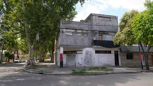 Los pibes estaban sentados en la vereda de una casa de dos plantas por Montevideo a metros de la esquina con Matienzo.