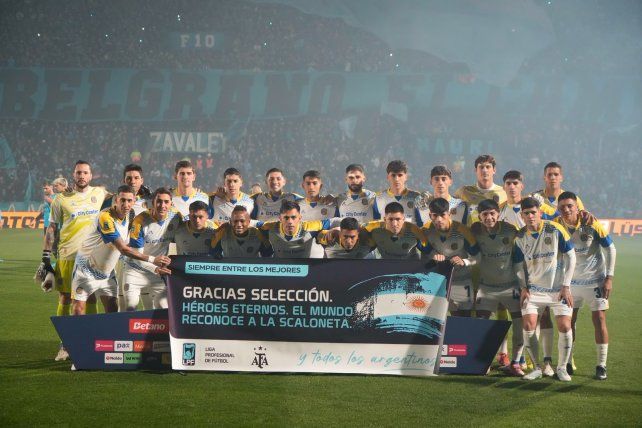 El plantel completo de Central posó para la foto en cancha de Belgrano.