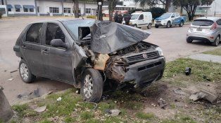 Viale: automóvil colisionó contra un árbol tras perder el control en la esquina de San Martín y Panuto