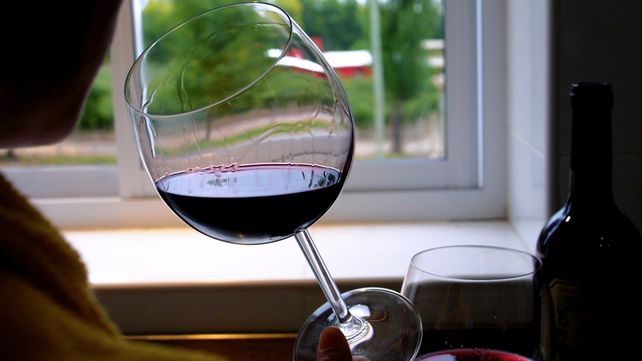 Una copa de vino puede disminuir el colesterol total