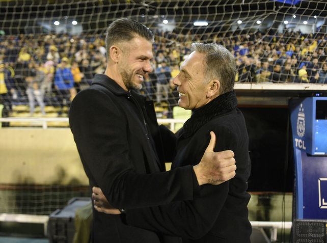 Martín Demichelis y Miguel Russo se saludan en la previa al partido.