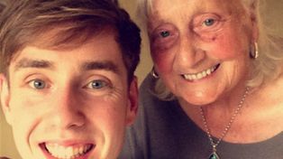 La abuela que le pide por favor y le dice gracias a Google sacude las redes sociales
