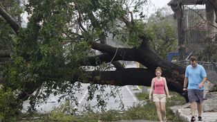 El hurac&aacute;n Irene arras&oacute; con Bahamas y ahora va por la costa este de Estados Unidos