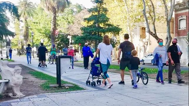 La gente salió a caminar por las calles de Rosario el domingo por la tarde. (Foto: @RodrigoMiro76)