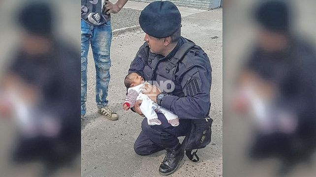 Milagro en el norte de la ciudad. Dos policías le salvaron la vida a una beba de 28 días de vida.&nbsp;