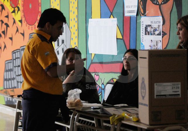 Explicaciones. El empleado del Correo Argentino les dio detalles sobre cómo confeccionar los telegramas./ Juan M. Baialardo.