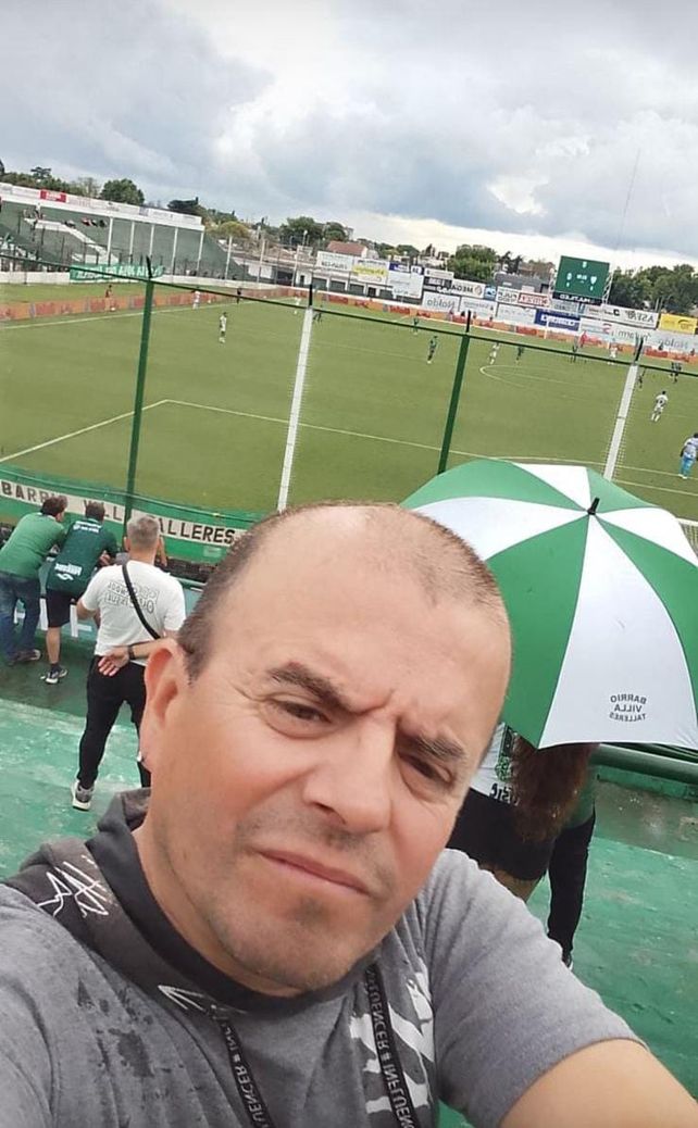 El simpatizante de Sarmiento se sacó una selfie apenas comenzó el partido. Después se metería al campo de juego.