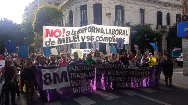 Las mujeres marcharon por Rosario y la crítica al gobierno nacional fue el foco de la protesta.