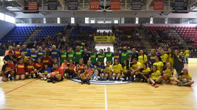 Jugadoras/es. Los planteles de me la juego por la igualdad posan en el Polideportivo de San Lorenzo.