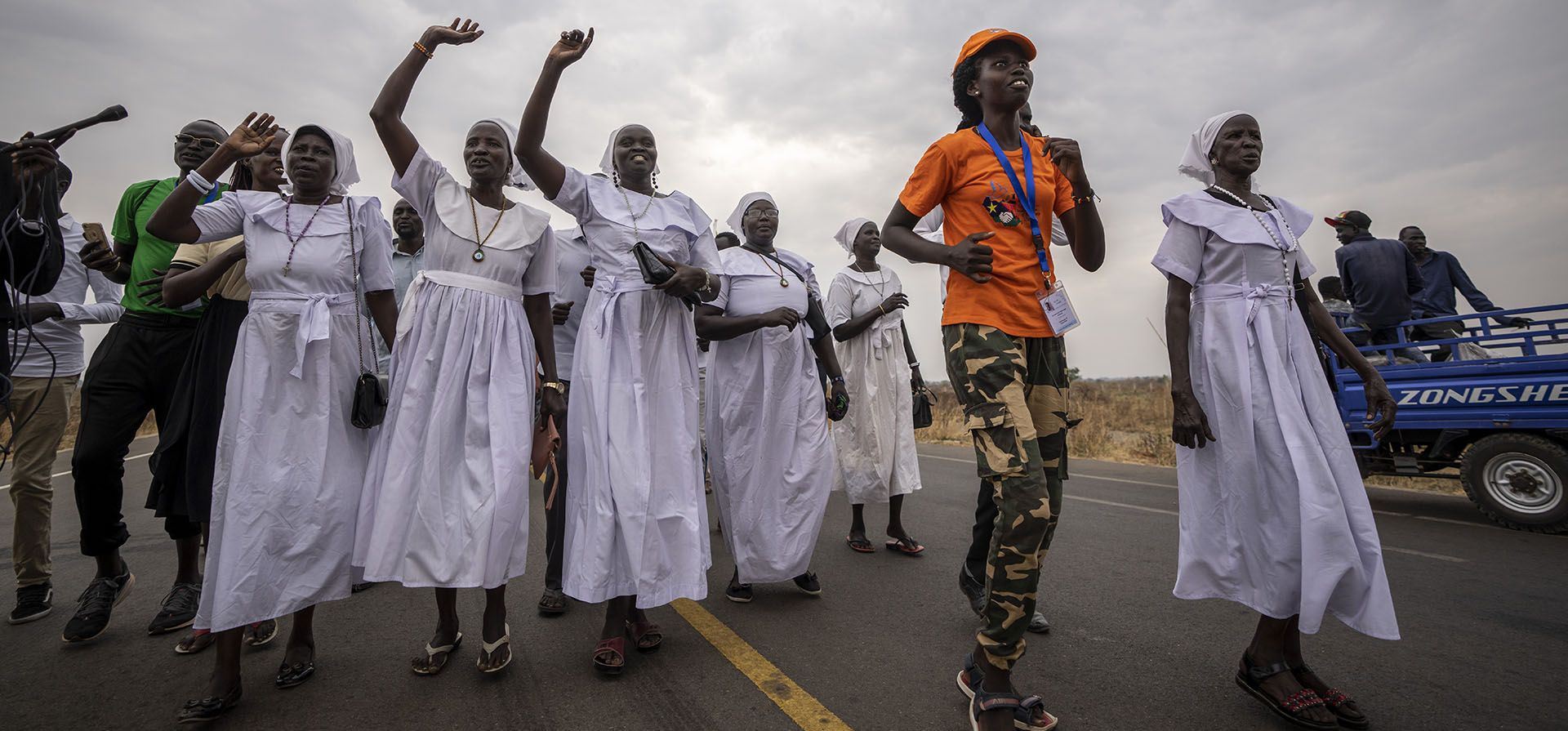 Un grupo de católicos de la ciudad de Rumbek llegan después de caminar más de una semana a la capital para la visita del Papa Francisco, en Juba, Sudán del Sur, el jueves 2 de febrero de 2023. (Foto AP/Ben Curtis)