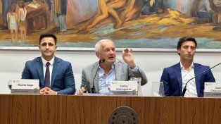 Carlos Iparraguirre es el autor del Manual de Clubes presentado en el Concejo Municipal.