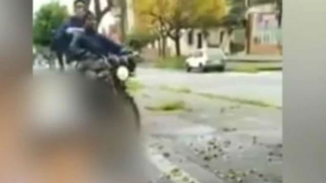 Grababa un video con su hija cuando aparecieron dos ladrones en moto
