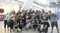 MUY CONTENTOS. Los estudiantes, alegres ayer en el aeropuerto, antes de embarcar hacia Bariloche. MUY CONTENTOS. Los estudiantes, alegres ayer en el aeropuerto, antes de embarcar hacia Bariloche.