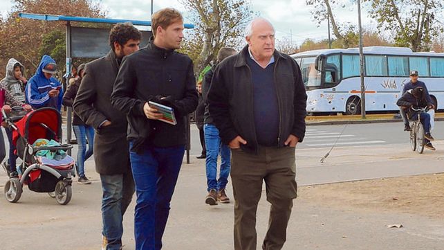 Abordaje. El mandatario provincial visitó ayer dos barrios del oeste.