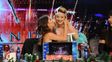 Las chicas se dieron un abrazo no muy sincero.