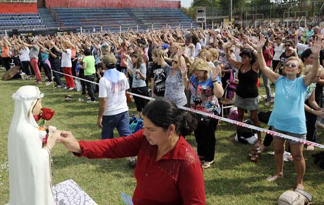 Brazos en alto. Los asistentes al estadio Gabino Sosa mostraron su fe y muchos de ellos se desmayaron y lloraron de emoción. (Foto: S. Toriggino)