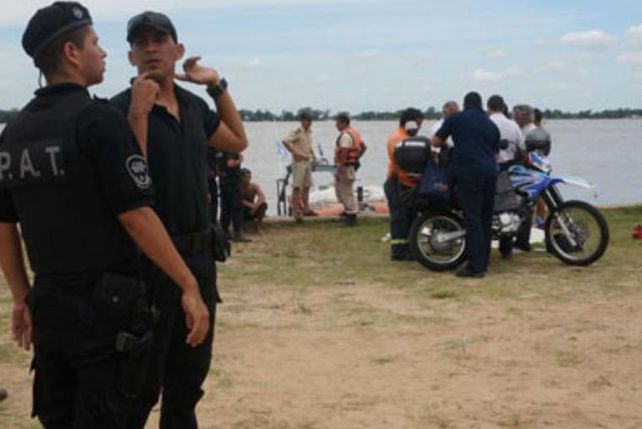 Personal policial y de la GUM trabajó en el lugar donde se ahogó la joven. (Foto: N. Juncos)
