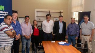 Manuel Schönhals (centro, de saco) asumió como titular del organismo a cargo de la política de vivienda