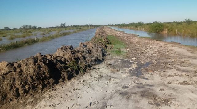 Obra de alteo del camino comunal que comunica el campo de Gastón con la Ruta Provincial Nº 284s. Obra de alteo del camino comunal que comunica el campo de Gastón con la Ruta Provincial Nº 284s.