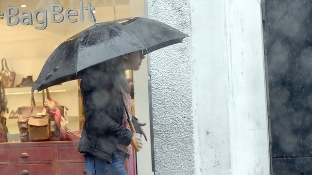 Habrá lloviznas en Rosario durante el domingo antes de que vuelva el frío y el tiempo invernal.