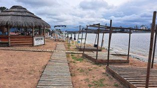 Playa de la Costanera Este con pocos metros de arena producto de la crecida.