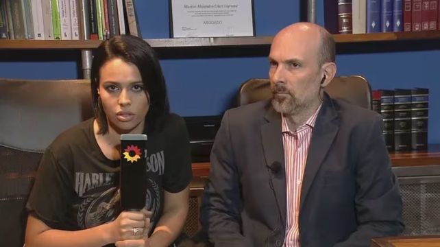 Araceli Torrado y su abogado Martín Olari Ugrotte este jueves en la edición nacional de Telenoche.&nbsp;
