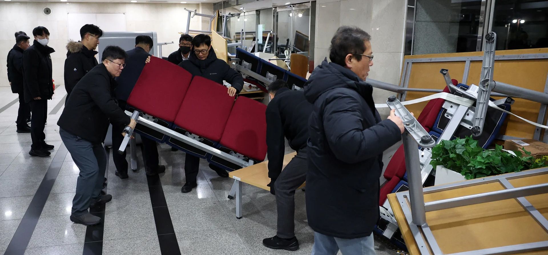 Las autoridades retiran las barricadas de mobiliario de las puertas del edificio de la Asamblea Nacional. Fotografía: Kim Hong-Ji/Reuters Las autoridades retiran las barricadas de mobiliario de las puertas del edificio de la Asamblea Nacional. Fotografía: Kim Hong-Ji/Reuters