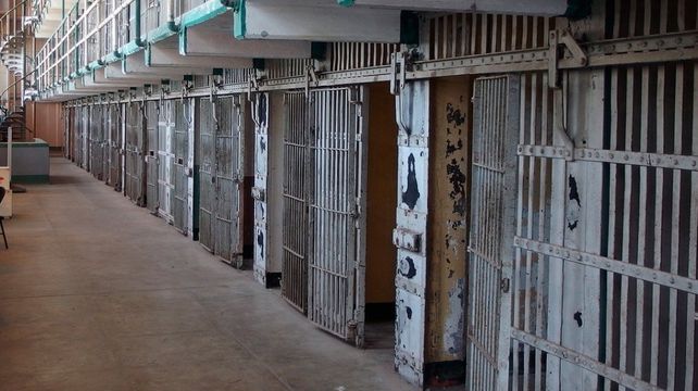 Un preso por violencia de género defecó en su calabozo y se comió su propio excremento