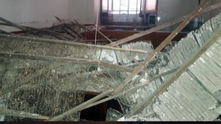 Se cayó parte del techo de una dependencia en Casa de Gobierno