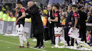 El Gallego Méndez da indicaciones en la derrota de Newells en el clásico.