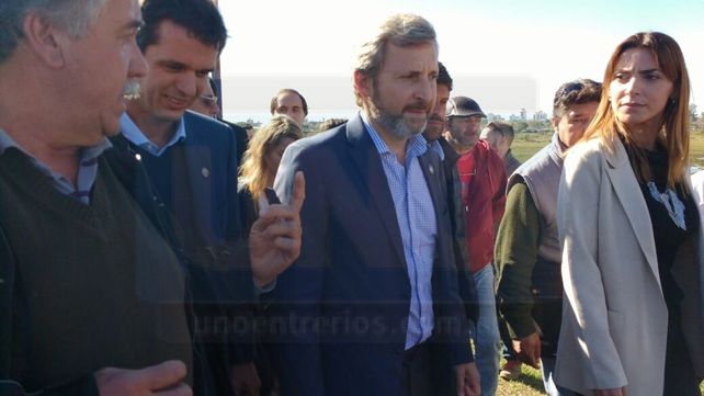 Frigerio recorrió zonas afectadas por la crecida del río Uruguay, en Concordia