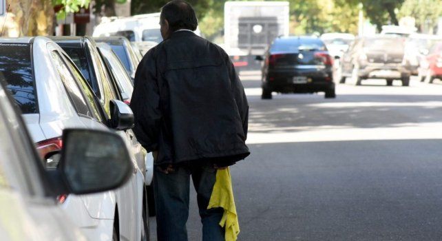 La ciudad de Santa Fe picó en punta y prohibió la actividad de cuidacoches.&nbsp;