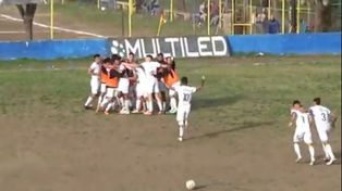 Festejo salaíto en Campana, tras el cabezazo de Elías Balbi. Fue la apertura de Argentino ante Puerto Nuevo. Después se lo dieron vuelta.