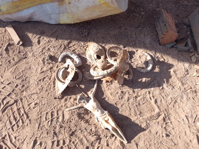 Hallaron partes de bronce de un féretro y trofeos pertenecientes a un club de Santa Isabel en una chatarrería.