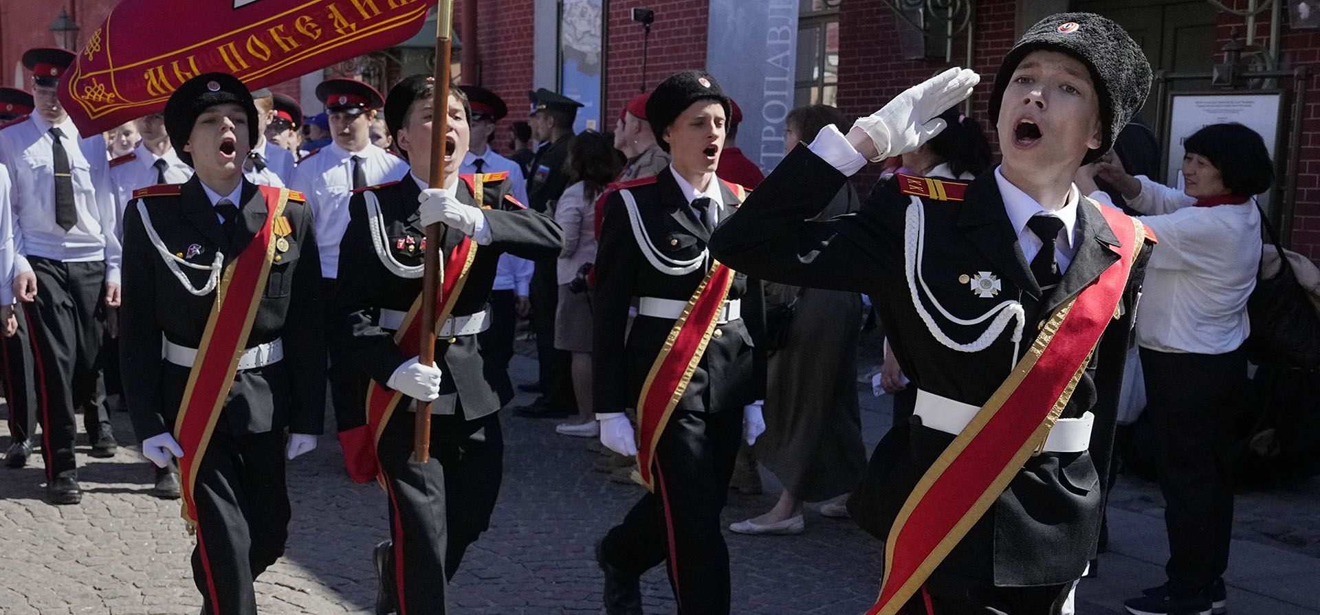 Los cadetes participan en una revisión de las clases de cadetes de las escuelas secundarias en San Petersburgo, Rusia, el viernes 24 de mayo de 2024. (Foto AP/Dmitri Lovetsky)