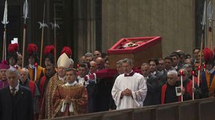 Una multitud de fieles despide al Papa Francisco en la basílica de San Pedro