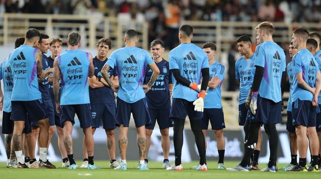 Lionel Scaloni junto a todos los jugadores a horas del debut mundialista.