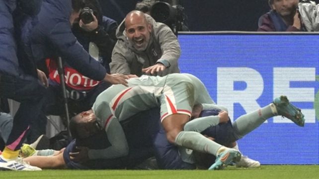 Los jugadores de Atlético Madrid celebran eufóricos el gol agónico del rosarino Ángel Correa