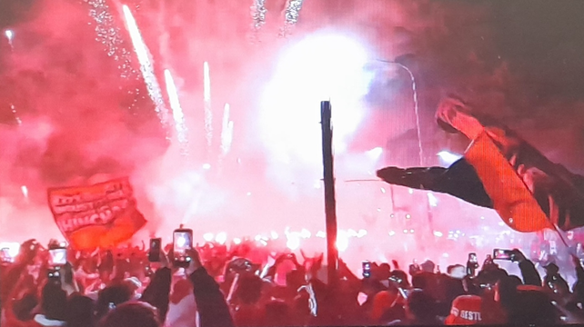 La avenida Pellegrini se iluminó con los fuegos artificiales de los hinchas de Newells