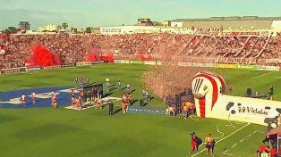 Memorable recibimiento de los hinchas en el 15 de Abril para el partido ante Tigre