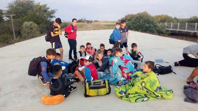 Los niños en el puente luego del accidente.