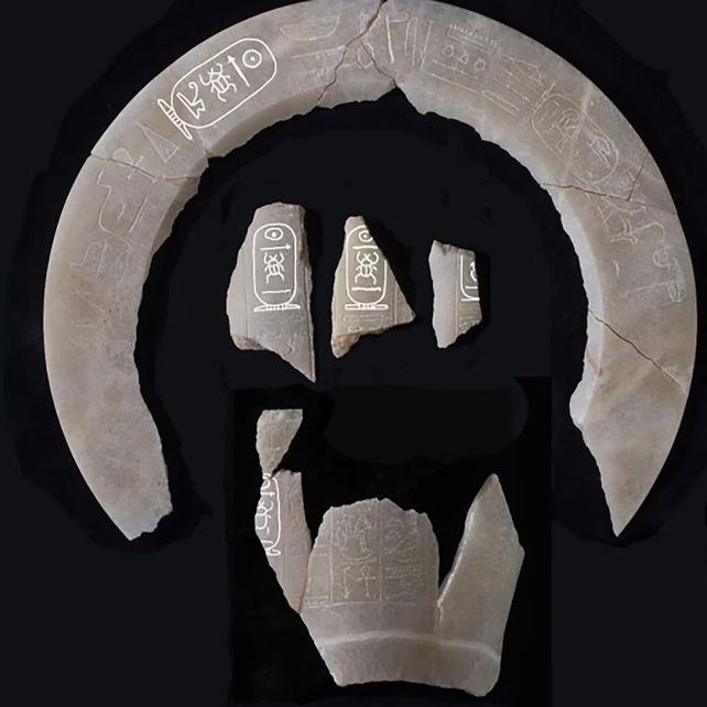 Los fragmentos de jarras de alabastro encontrados.
