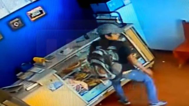 Hurtó un iPhone en una rotisería y quedo escrachado en la cámara de seguridad